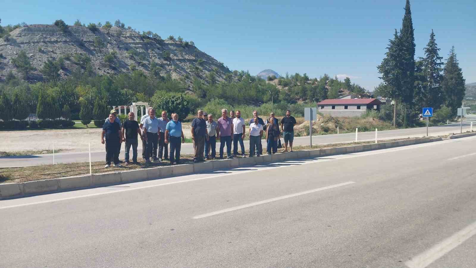 Mersin’de mahalle sakinleri kapatılan kavşağın yeniden açılmasını istiyor
