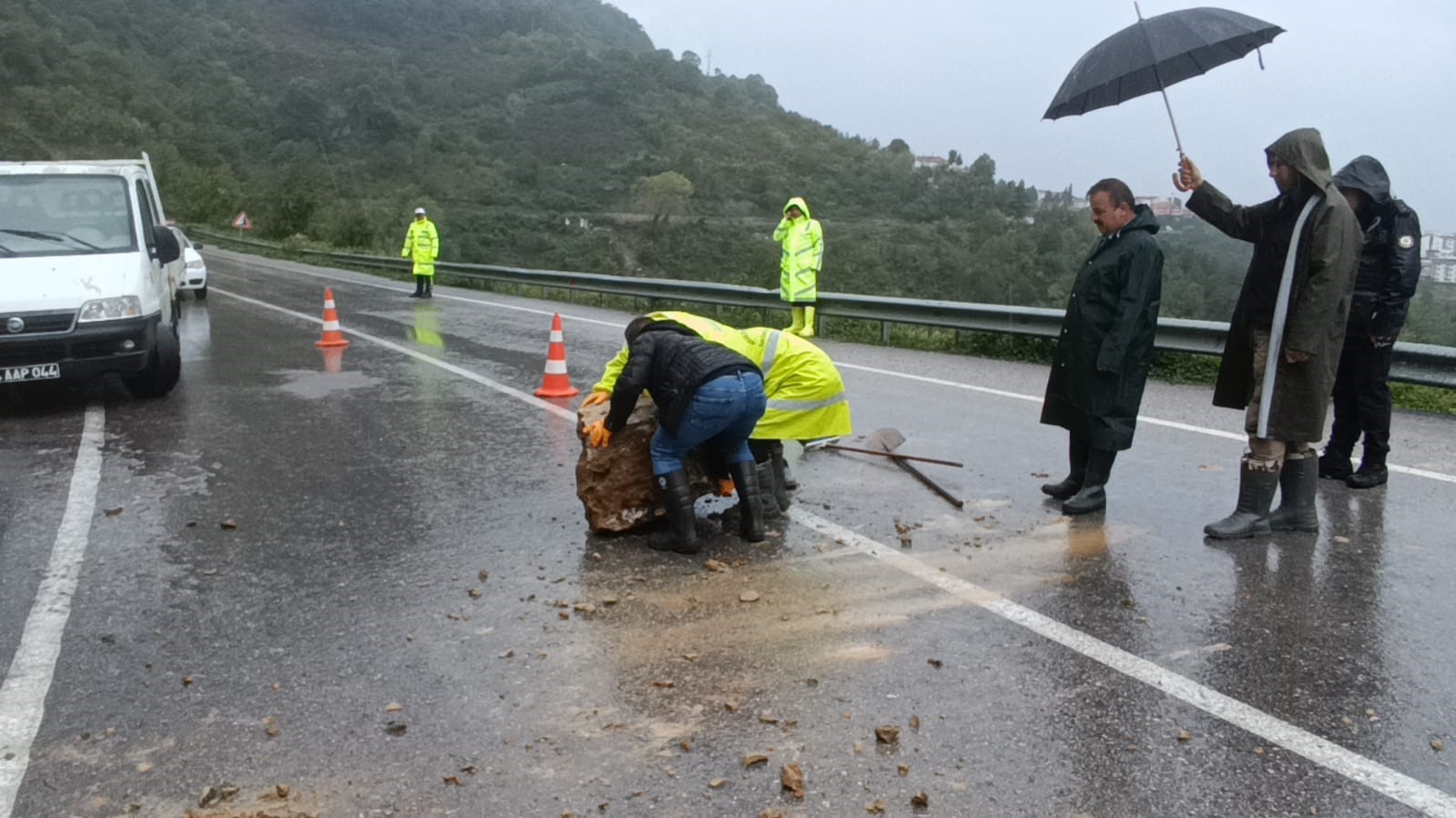 Bartın Cide yolunda kayalar yola düştü
