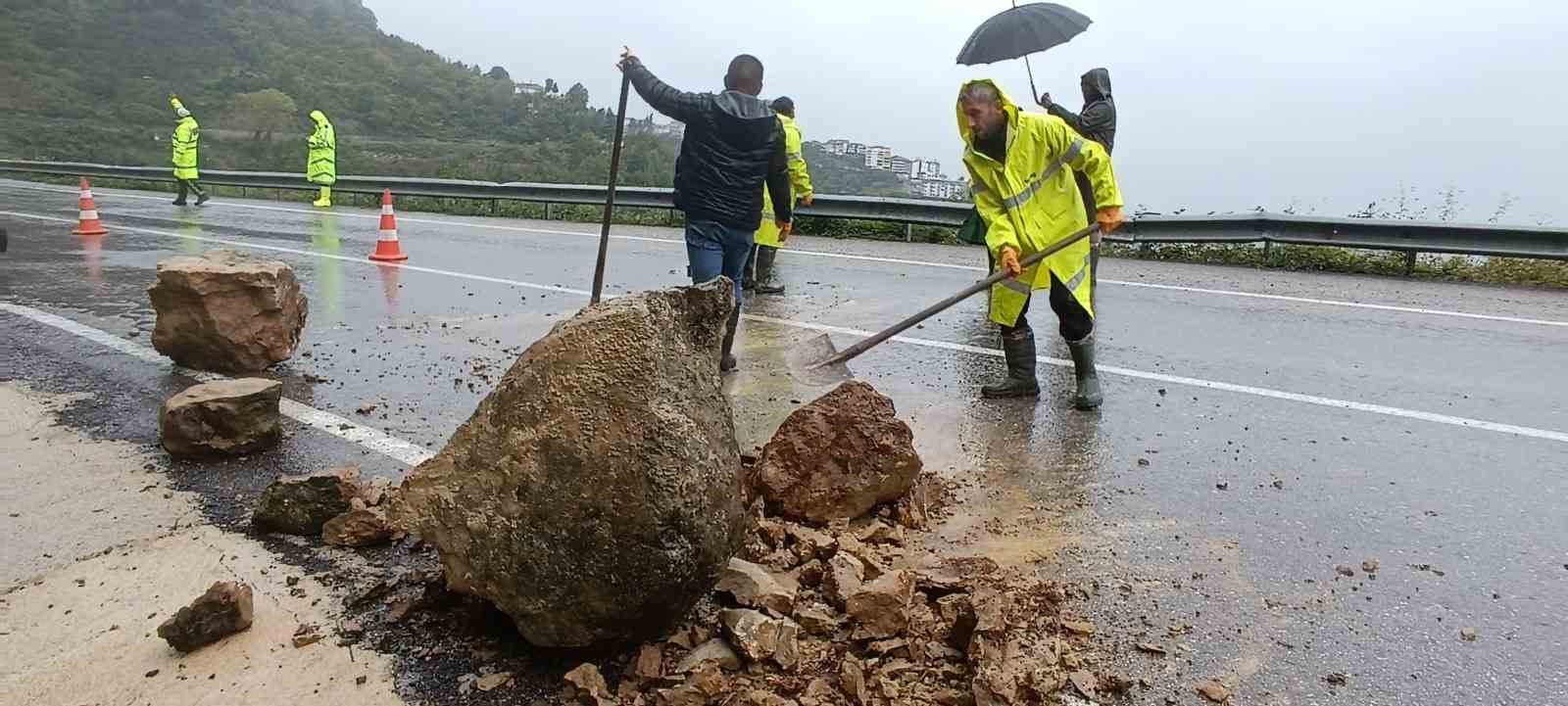 Bartın Cide yolunda kayalar yola düştü
