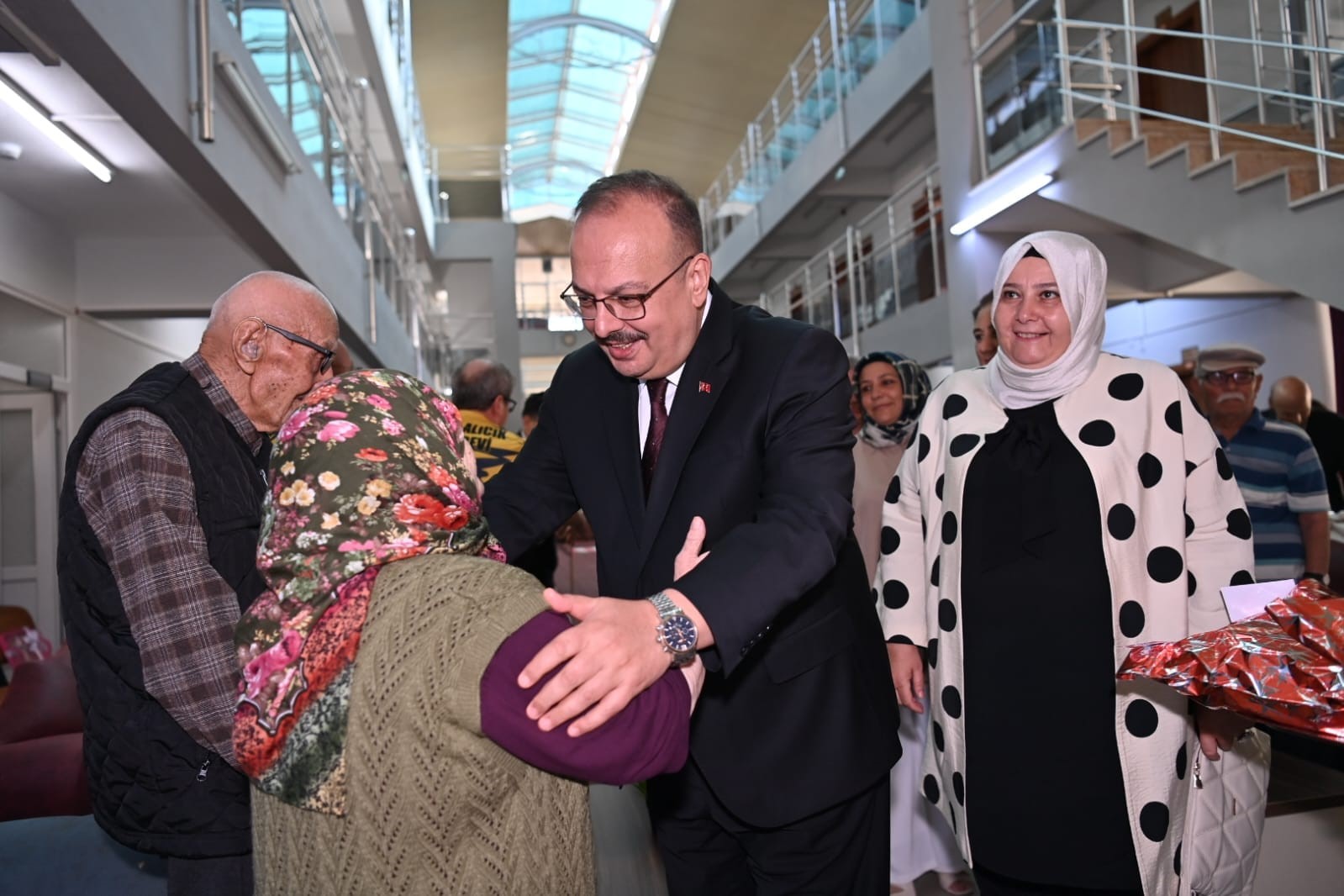 Aydın Valisi Canbolat, huzurevi sakinleriyle bir araya geldi
