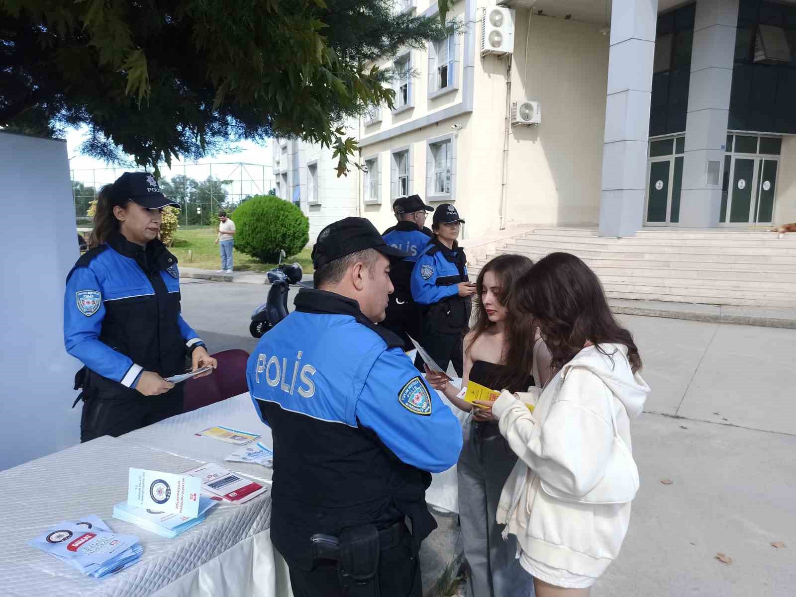 Emniyet öğrencileri bilinçlendiriyor
