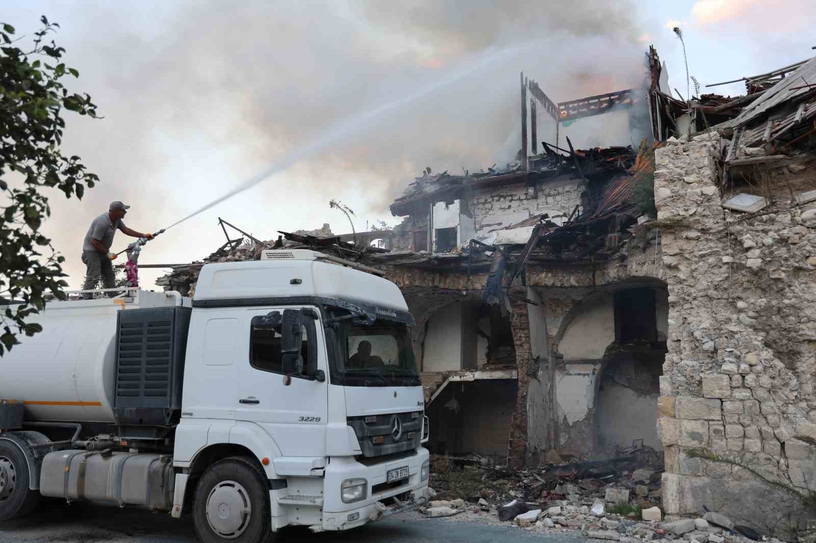 Hatay’da ahşap bina alevlere teslim oldu
