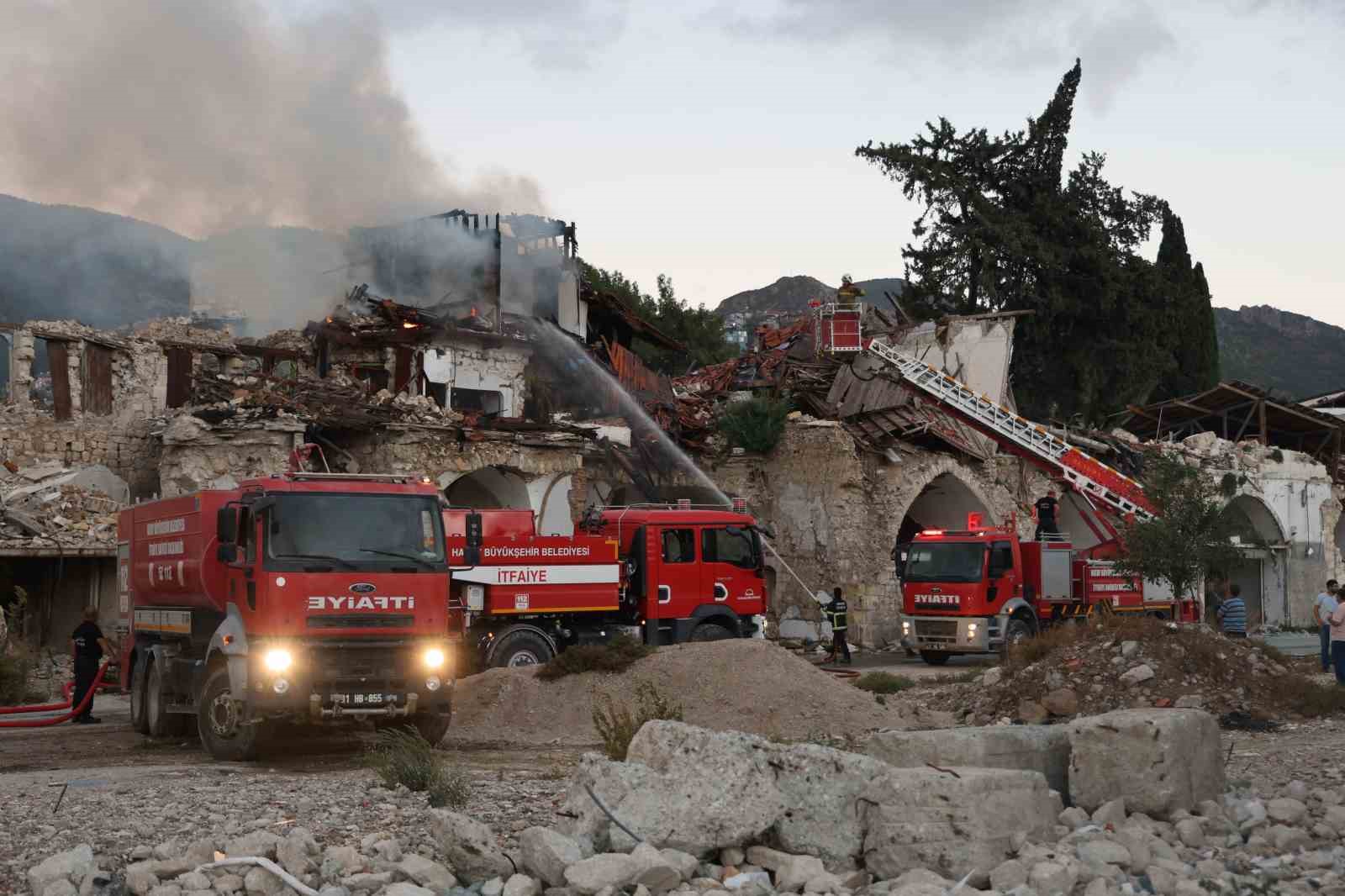 Hatay’da ahşap bina alevlere teslim oldu
