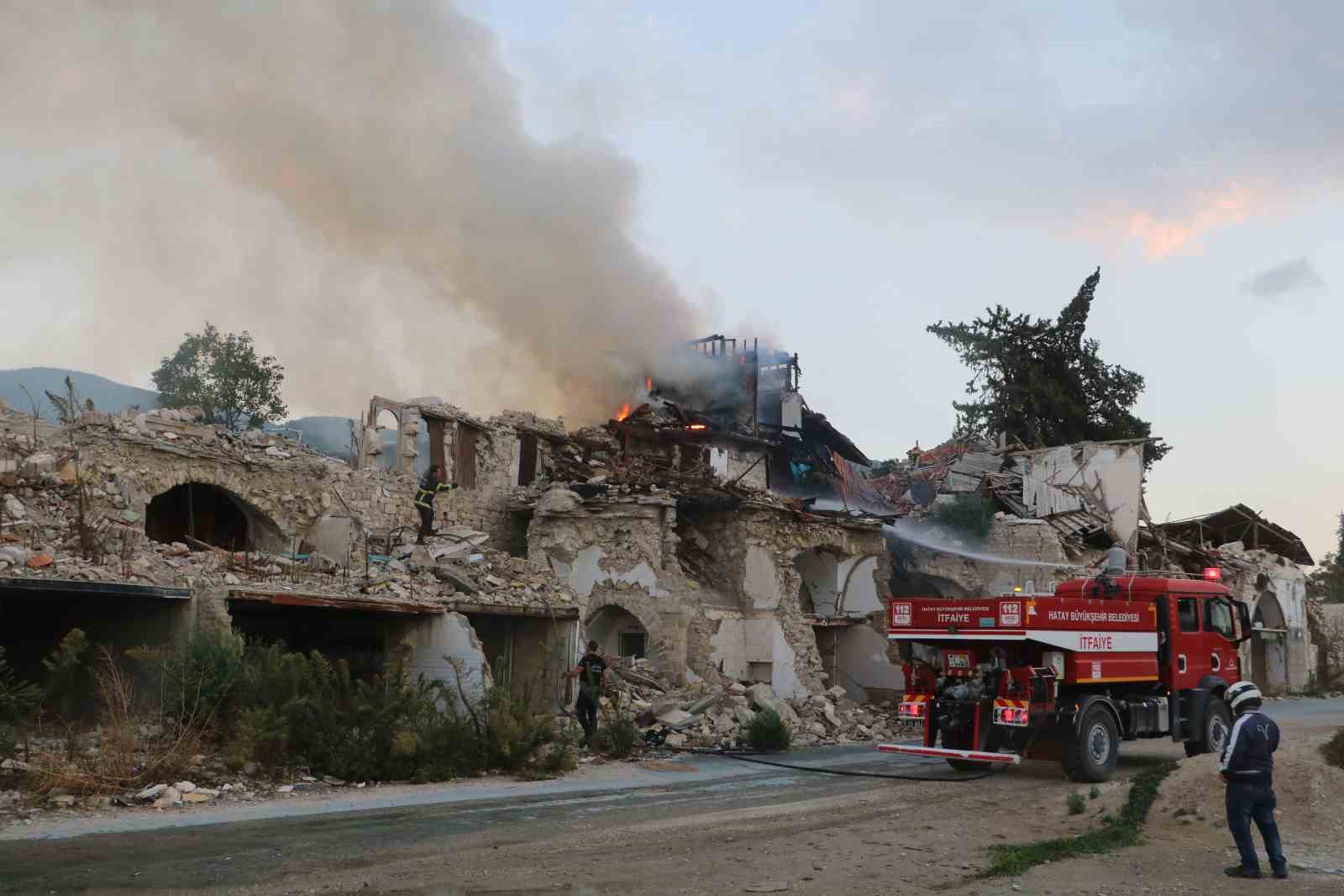 Hatay’da ahşap bina alevlere teslim oldu
