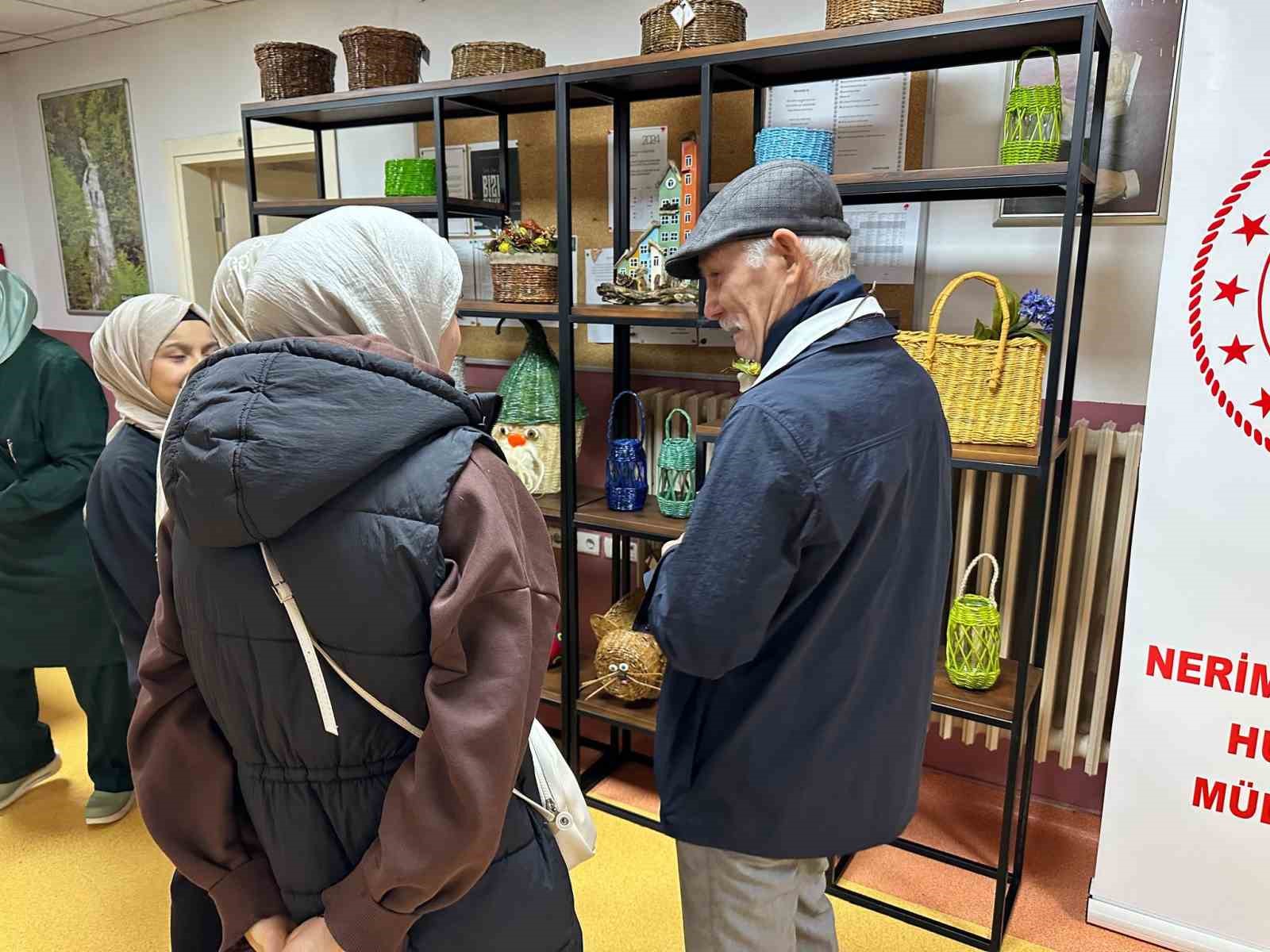 Üniversiteliler huzur evi sakinleriyle eğlenceli anlar geçirdi
