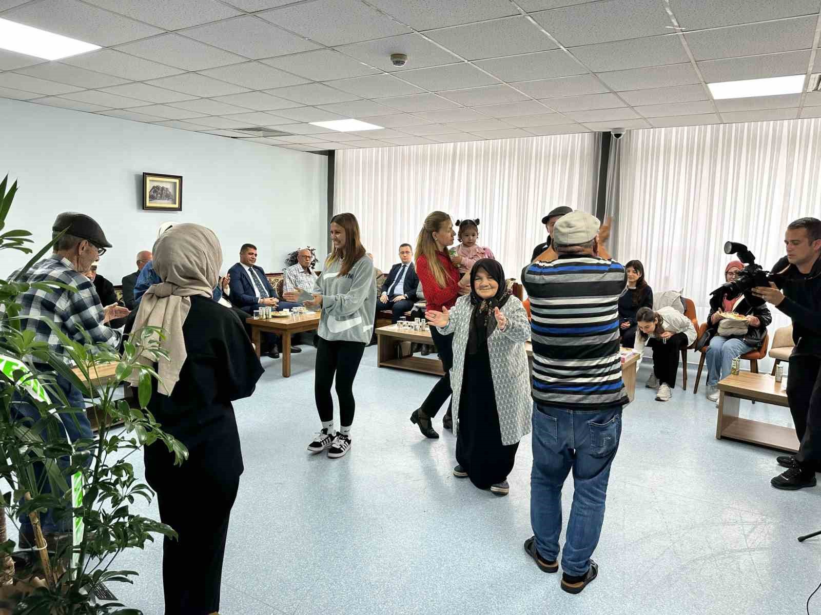 Üniversiteliler huzur evi sakinleriyle eğlenceli anlar geçirdi
