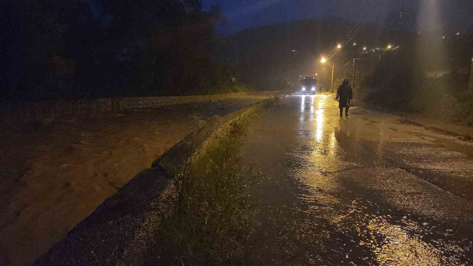 Zonguldak’ta aşırı yağışlar etkisini sürdürüyor: Mezarlıklarda heyelan meydana geldi, 4 ev tahliye edildi
