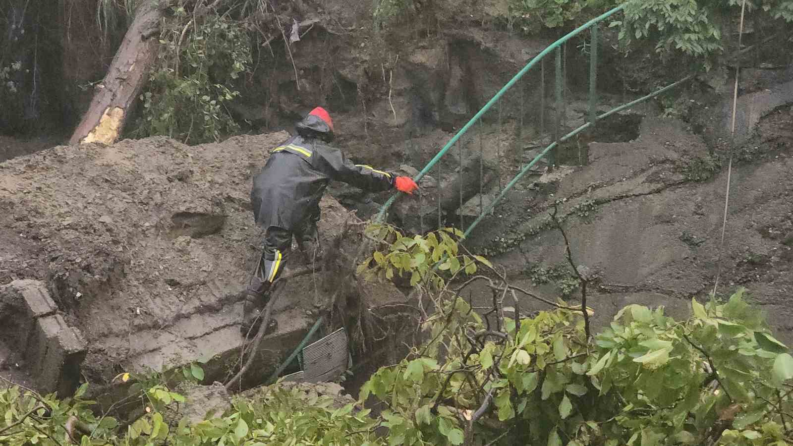 Zonguldak’ta aşırı yağışlar etkisini sürdürüyor: Mezarlıklarda heyelan meydana geldi, 4 ev tahliye edildi
