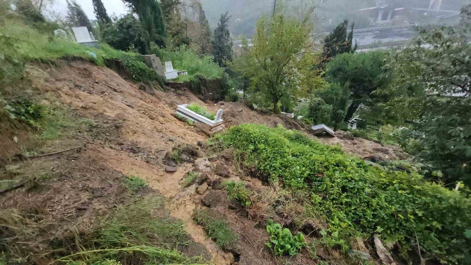 Zonguldak’ta aşırı yağışlar etkisini sürdürüyor: Mezarlıklarda heyelan meydana geldi, 4 ev tahliye edildi
