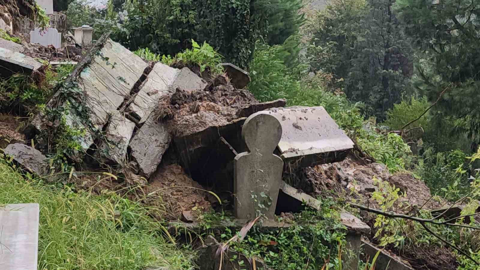 Zonguldak’ta aşırı yağışlar etkisini sürdürüyor: Mezarlıklarda heyelan meydana geldi, 4 ev tahliye edildi
