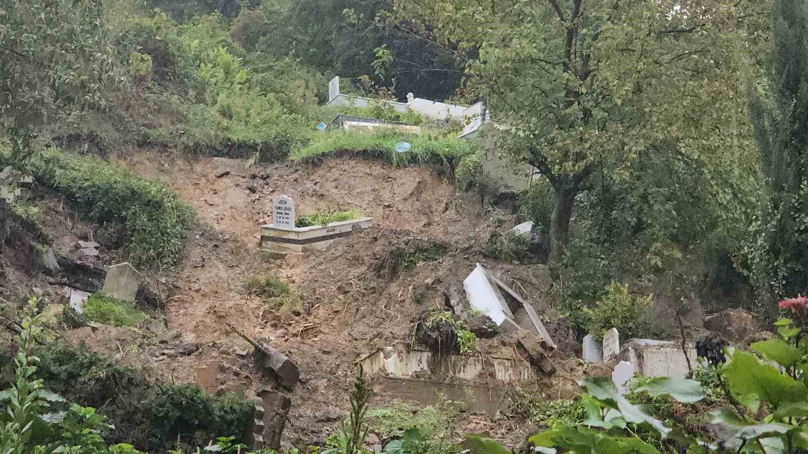 Zonguldak’ta aşırı yağışlar etkisini sürdürüyor: Mezarlıklarda heyelan meydana geldi, 4 ev tahliye edildi
