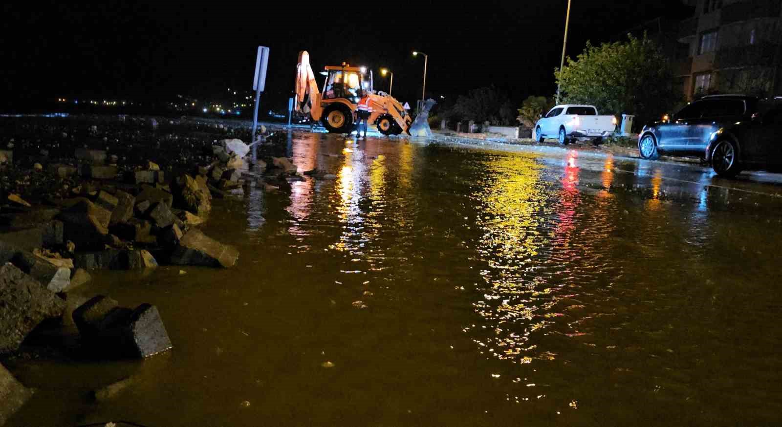 Kastamonu’da dev dalgalar sahili dövdü
