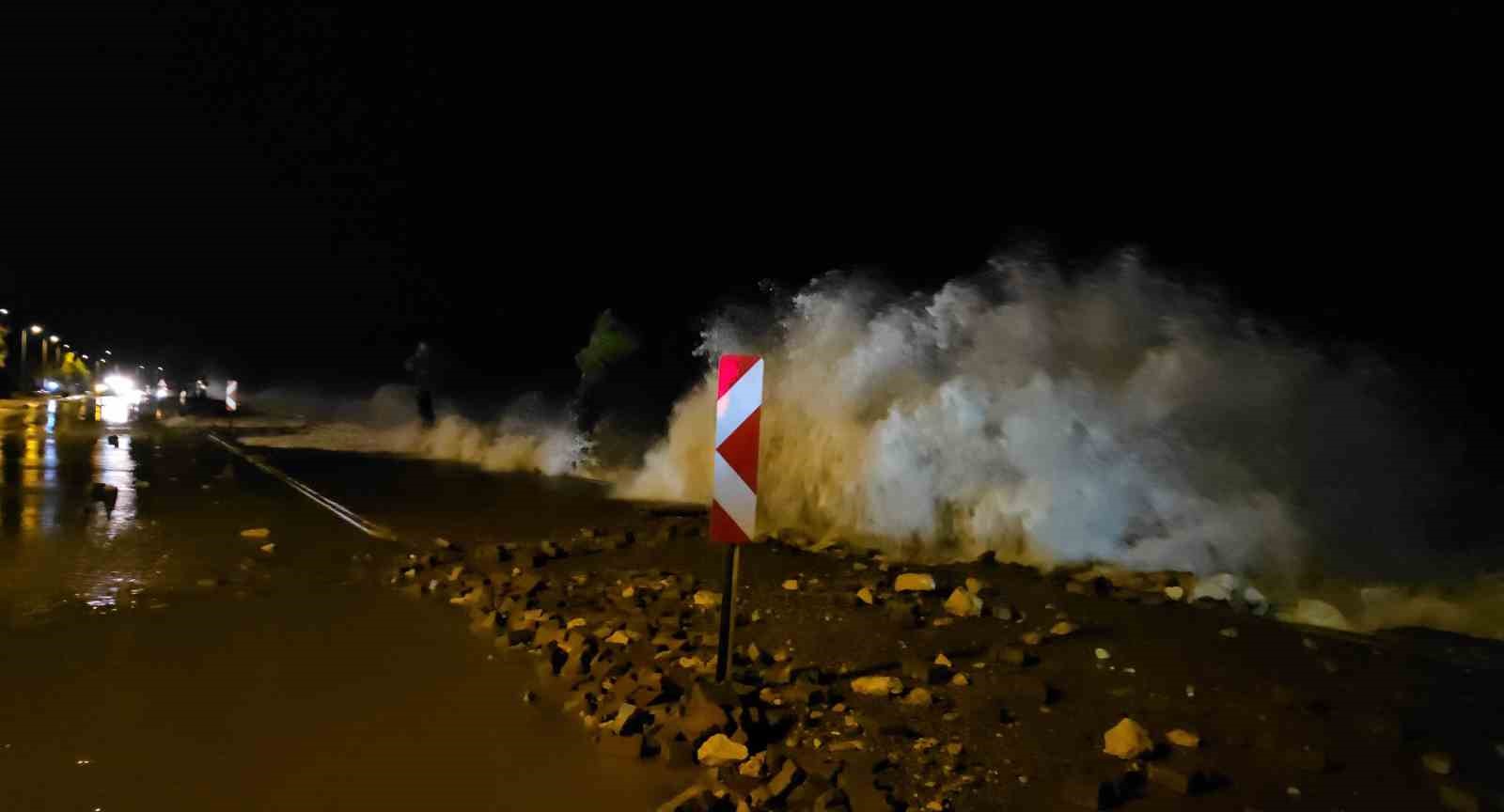 Kastamonu’da dev dalgalar sahili dövdü
