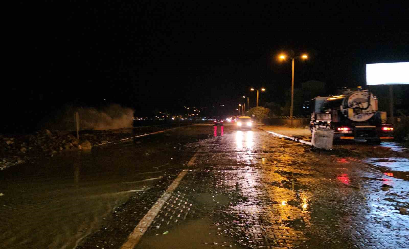 Kastamonu’da dev dalgalar sahili dövdü
