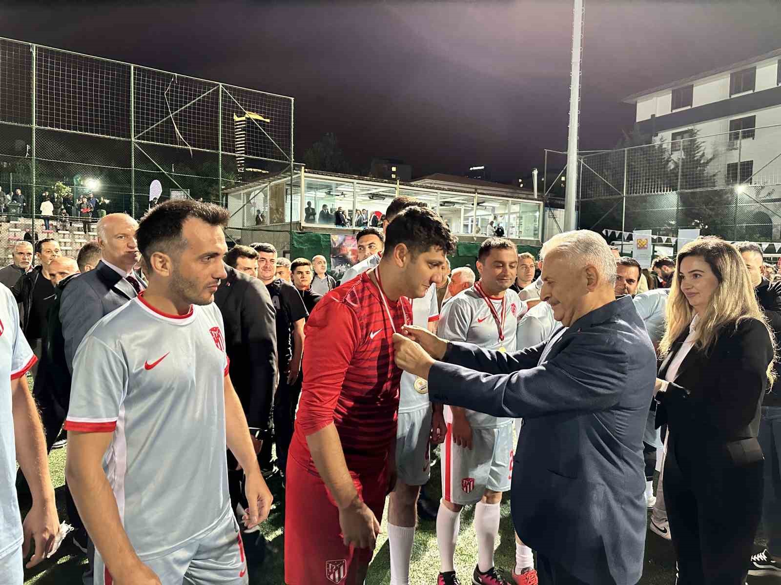 Sağlıklı kalpler sezonu futbol turnuvasında efsaneler sahada
