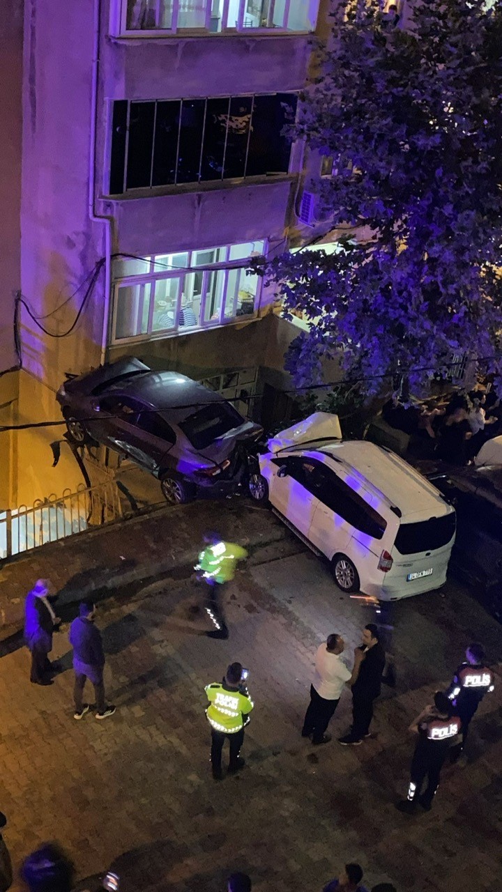 Kağıthane’de freni boşalan ticari araç park halindeki otomobile çarptı: 2 yaralı
