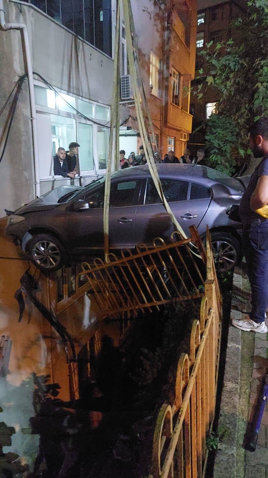 Kağıthane’de freni boşalan ticari araç park halindeki otomobile çarptı: 2 yaralı
