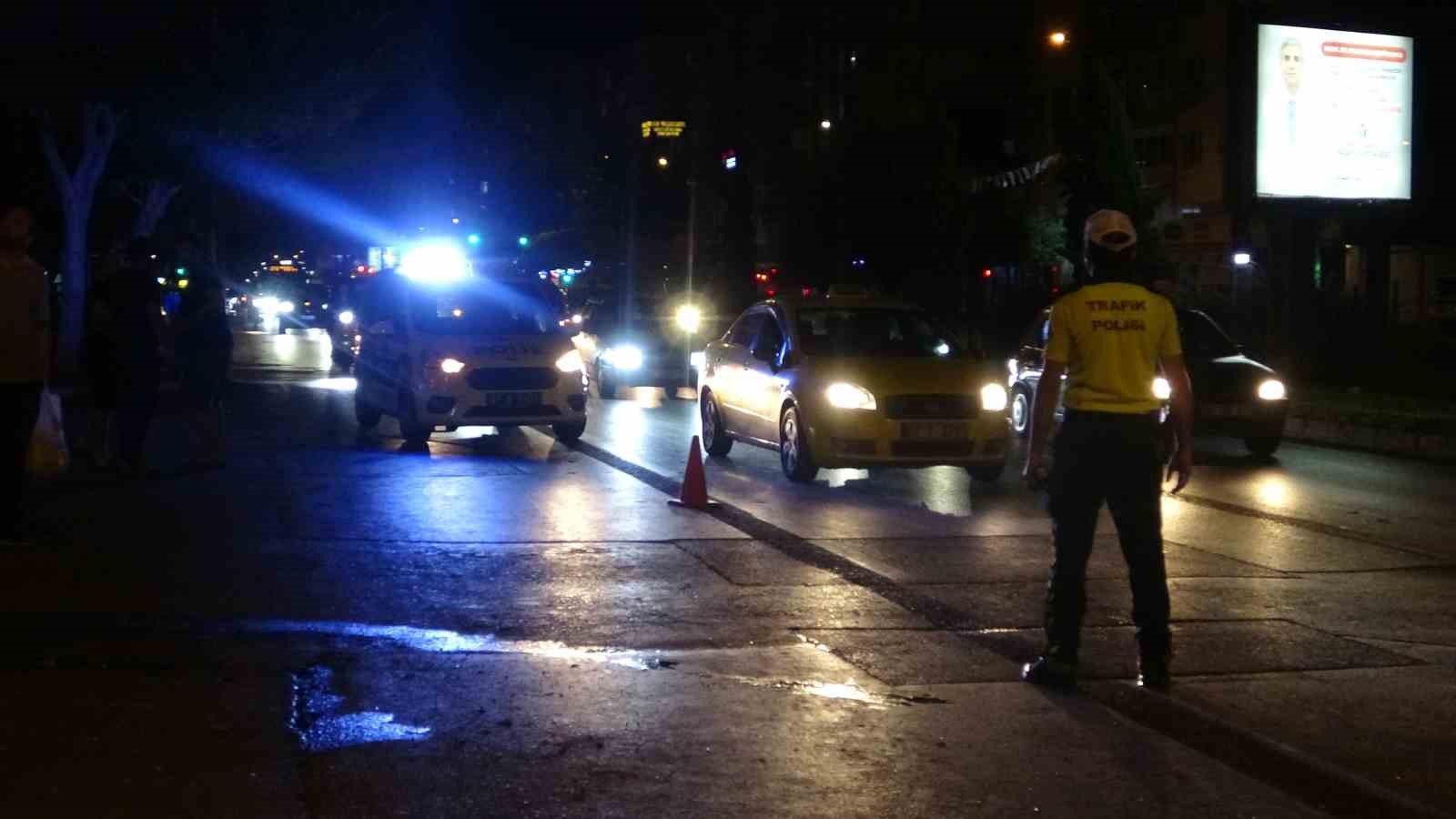 Ticari taksi ile minibüs çarpıştı, ortalık savaş alanına döndü
