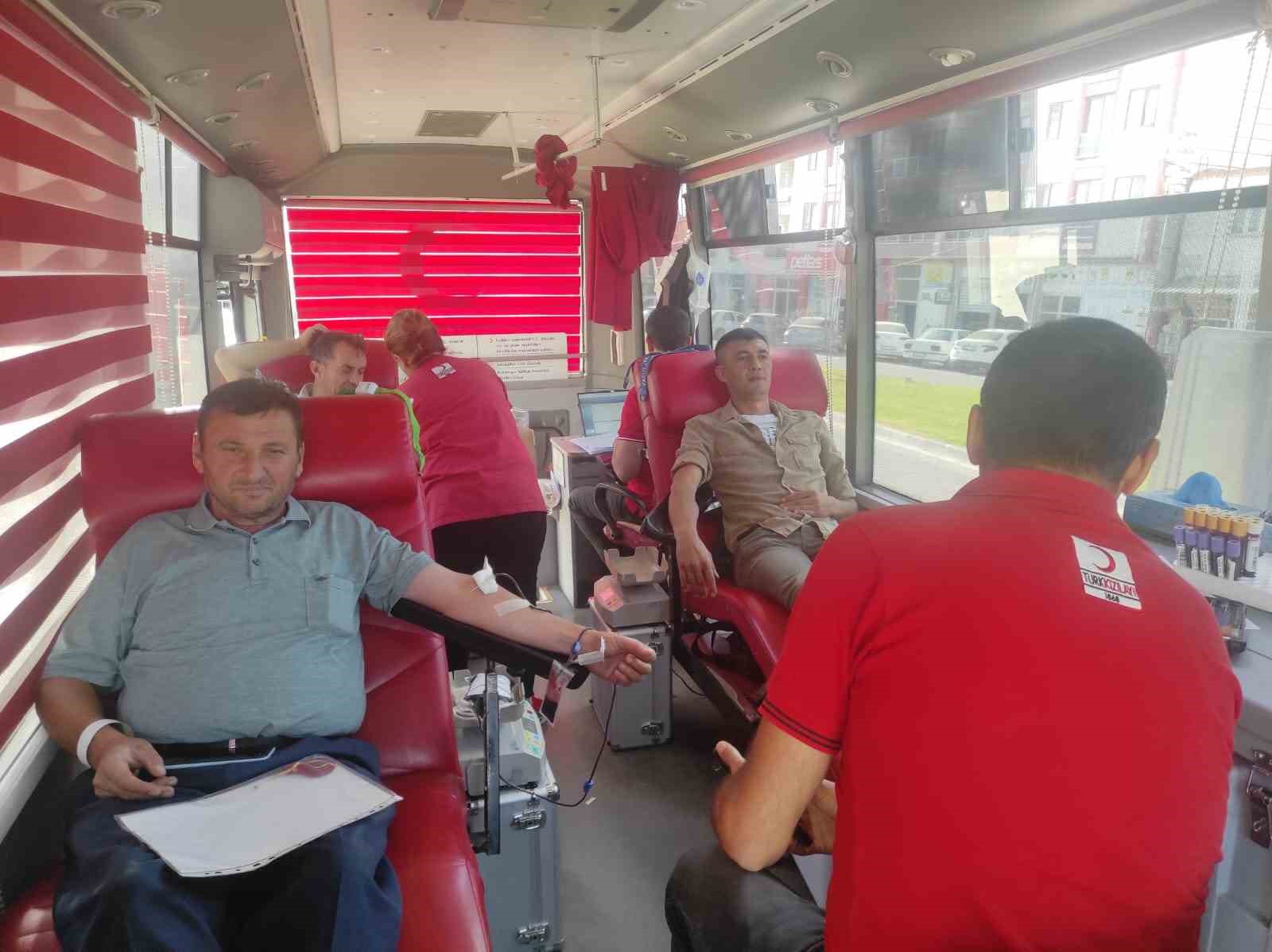 Selendili vatandaşlar kan bağışına yoğun ilgi gösterdi
