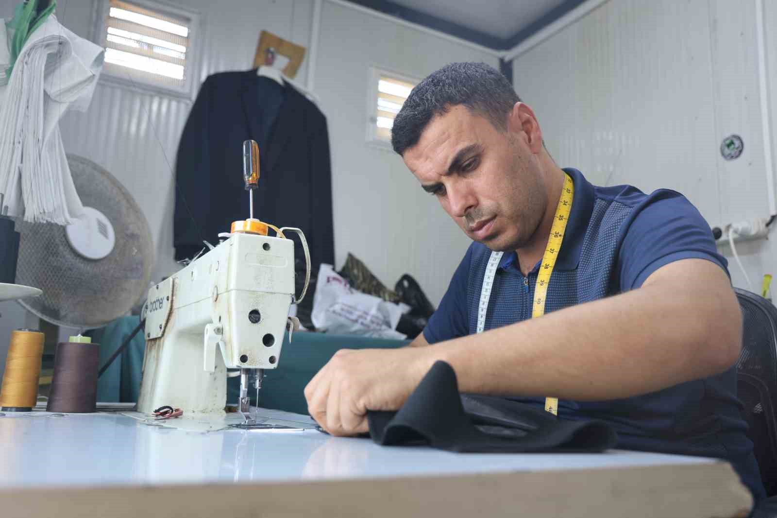 Depremzede terzi, hayat mücadelesini konteyner iş yerinde 5 çocuğunun geleceği için sürdürüyor
