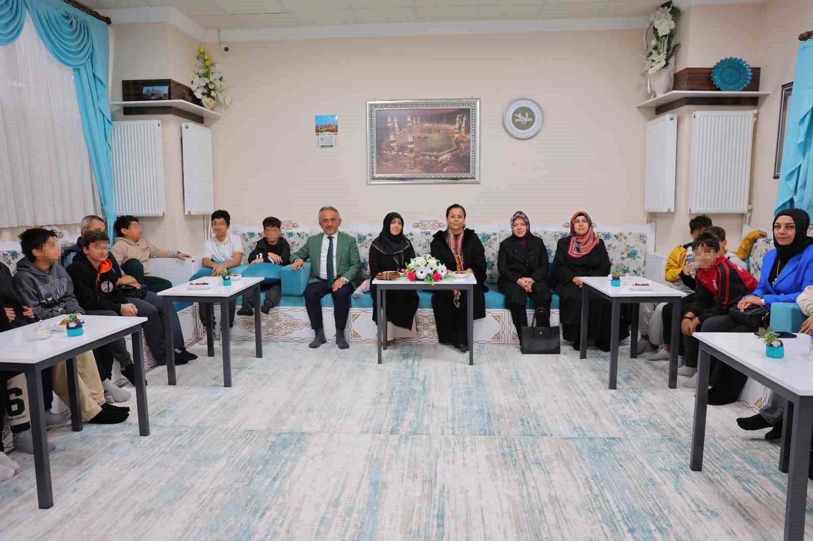 Devlet korumasındaki çocuklar müftülüğü ziyaret edip Bayburt’u gezdiler
