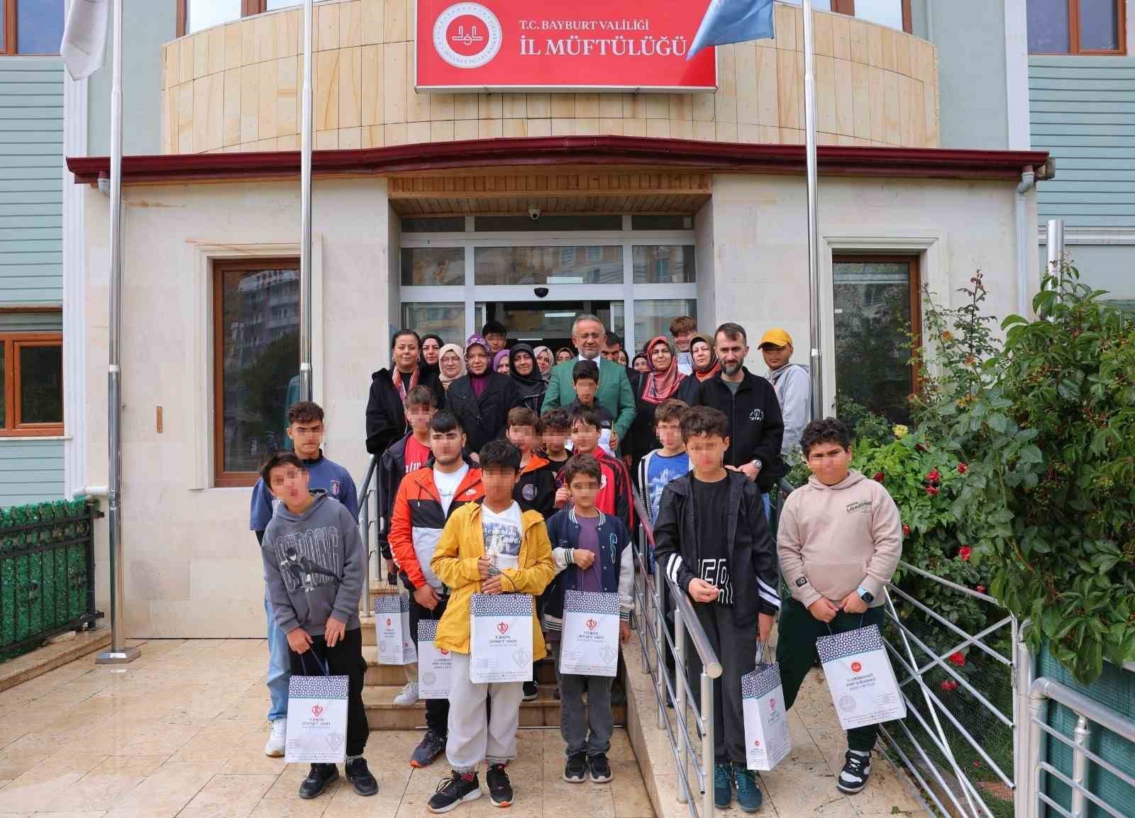 Devlet korumasındaki çocuklar müftülüğü ziyaret edip Bayburt’u gezdiler
