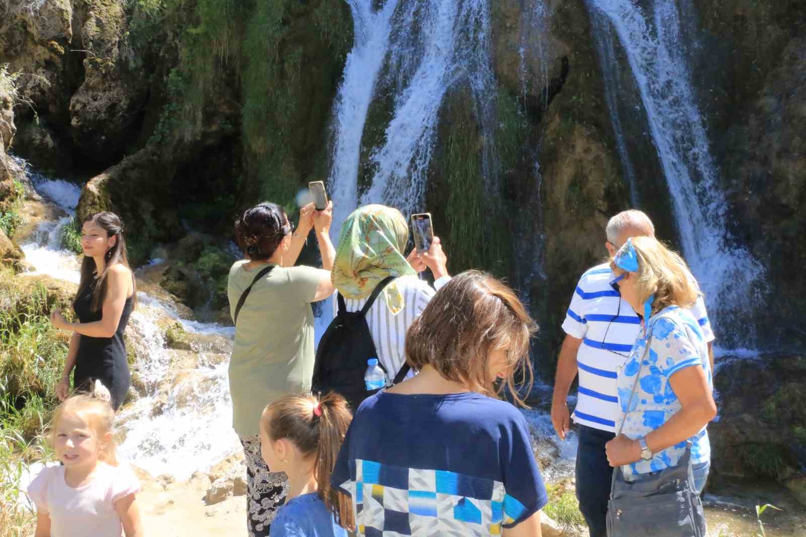 Üniversite öğrencilerinin gelmesiyle Girlevik Şelalesinde yoğunluk oluştu
