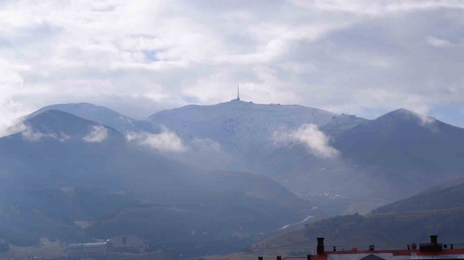 Palandöken’in zirvesi beyaza büründü, sıcaklık eksilere düştü
