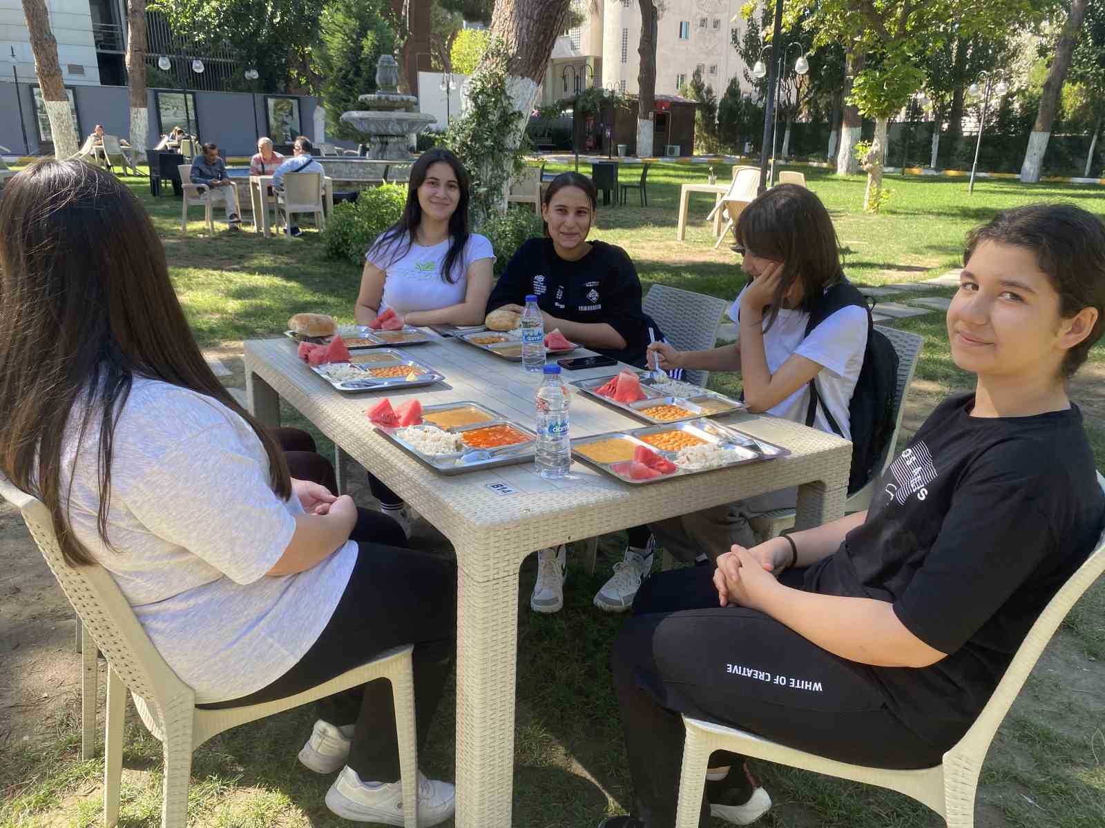 Alaşehir Belediyesinden öğrencilere yemek hizmeti
