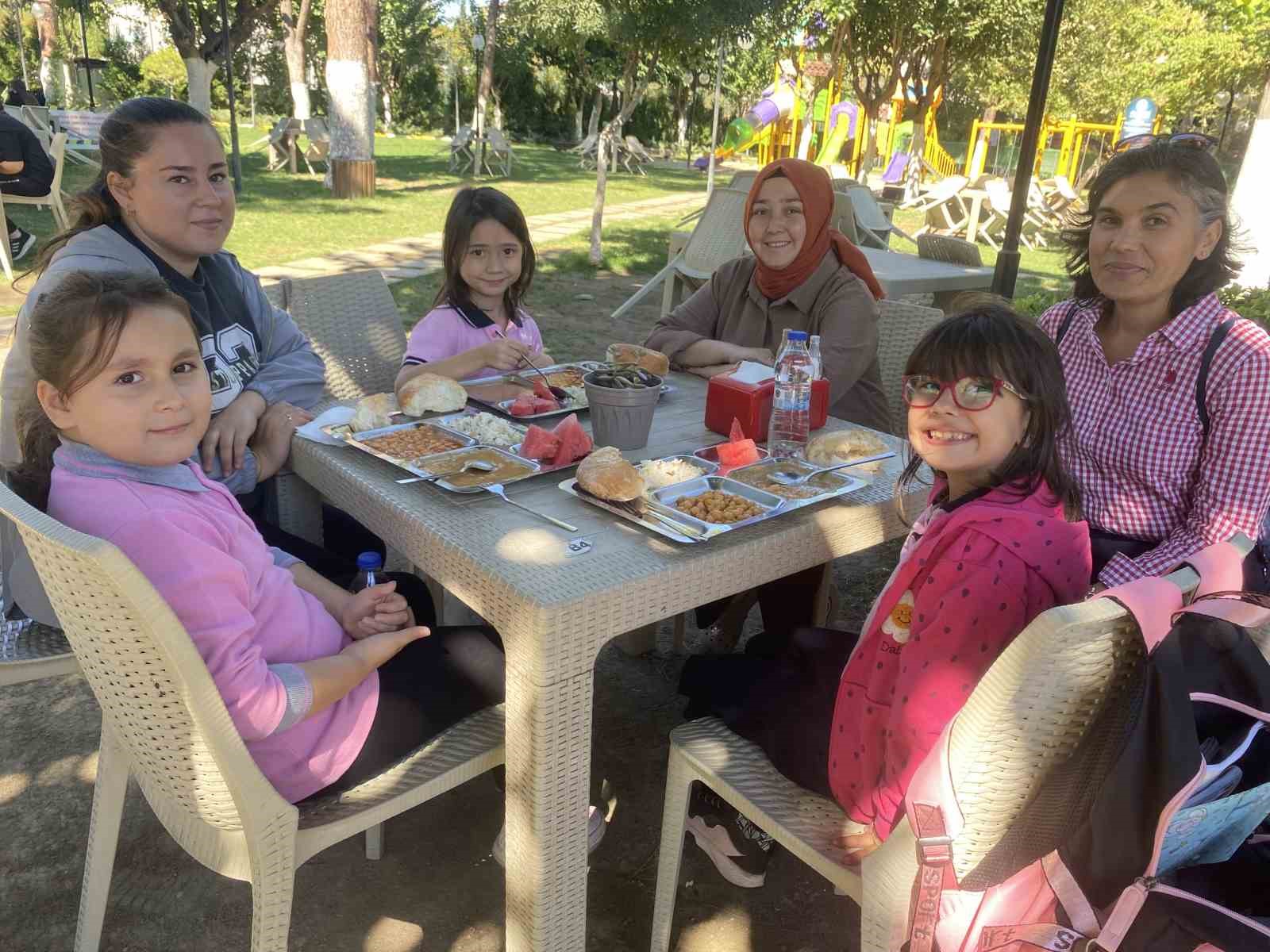 Alaşehir Belediyesinden öğrencilere yemek hizmeti
