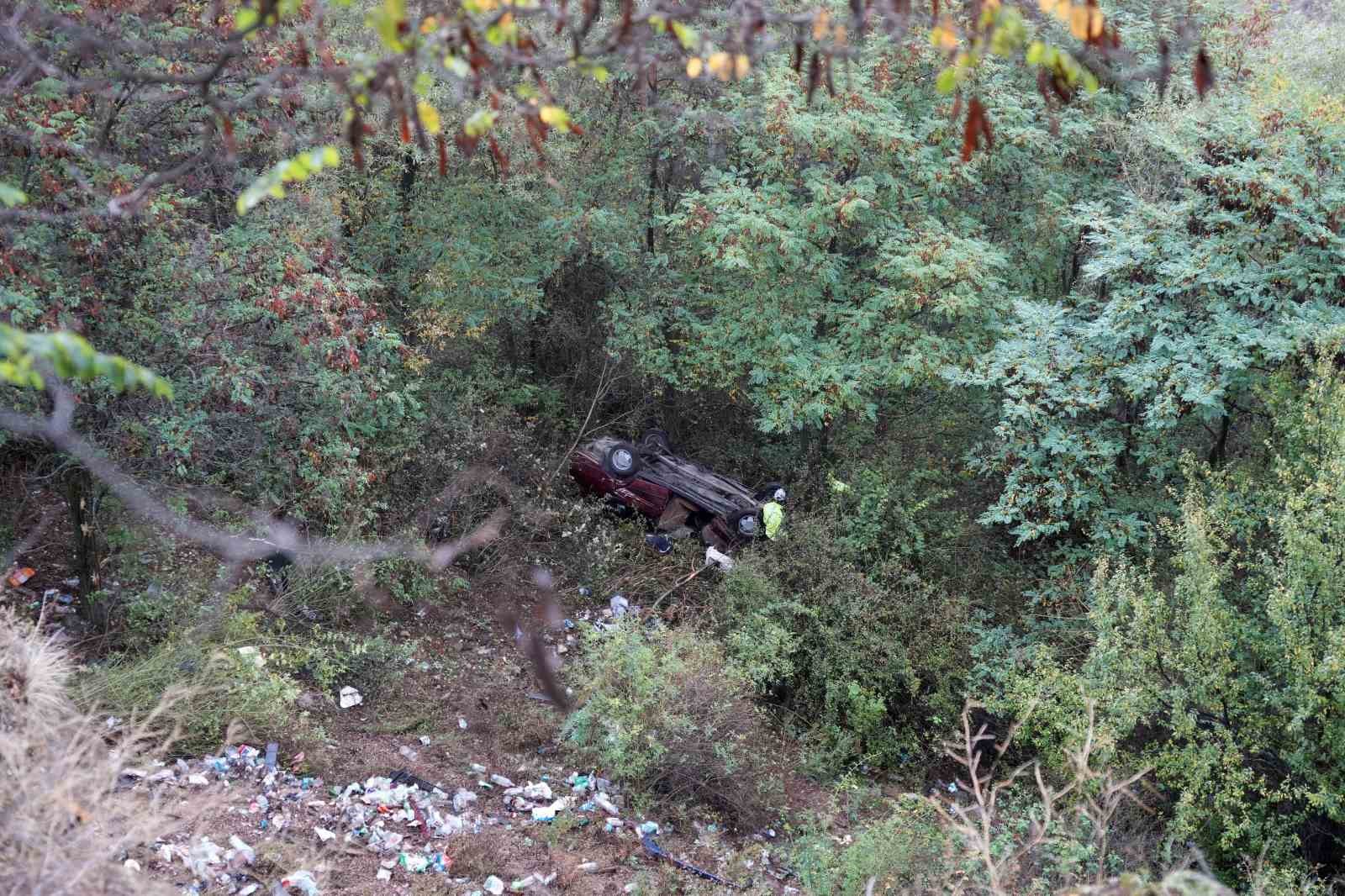 Uçuruma düşen otomobilden sağ çıktılar, 200 metrelik uçurumda kurtarılmayı beklediler
