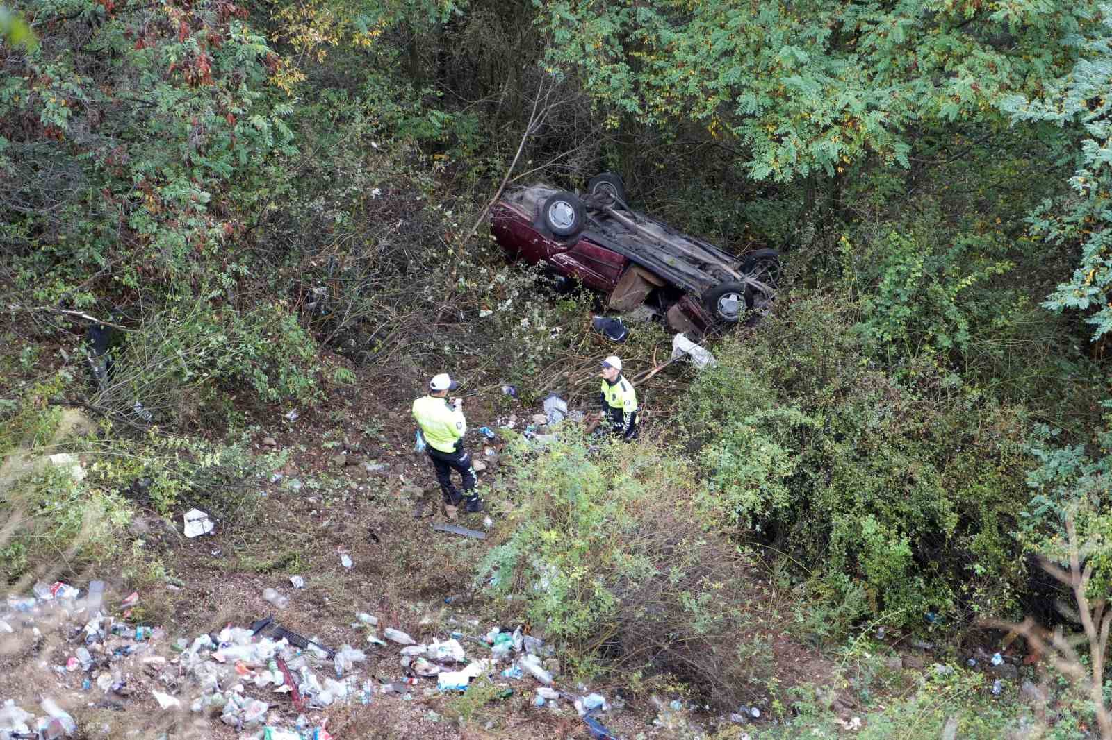 Uçuruma düşen otomobilden sağ çıktılar, 200 metrelik uçurumda kurtarılmayı beklediler
