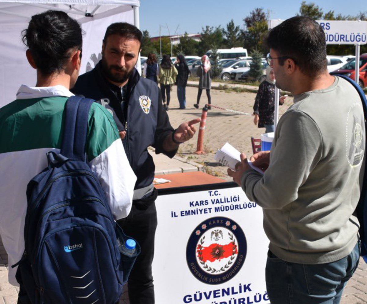 Kars’ta polis üniversite öğrencilerini bilgilendiriyor
