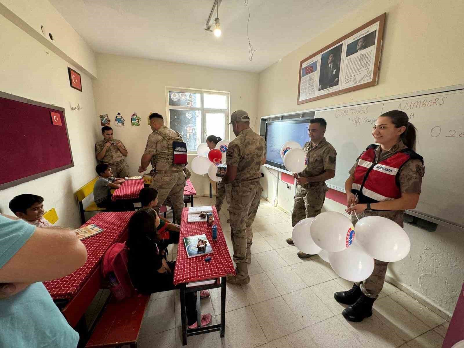 Mehmetçik öğrencilerle buluşarak hediye dağıttı
