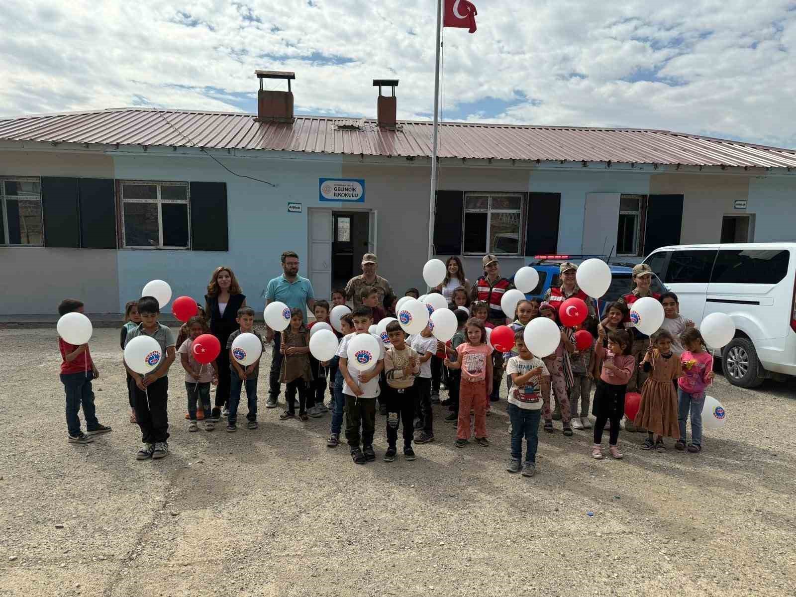 Mehmetçik öğrencilerle buluşarak hediye dağıttı
