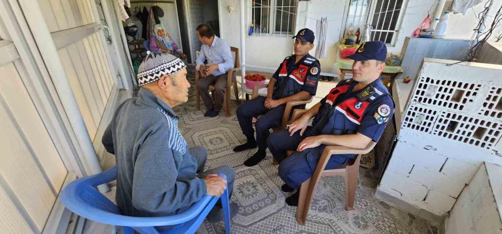 Jandarma ekipleri yaşlı çınarları unutmadı
