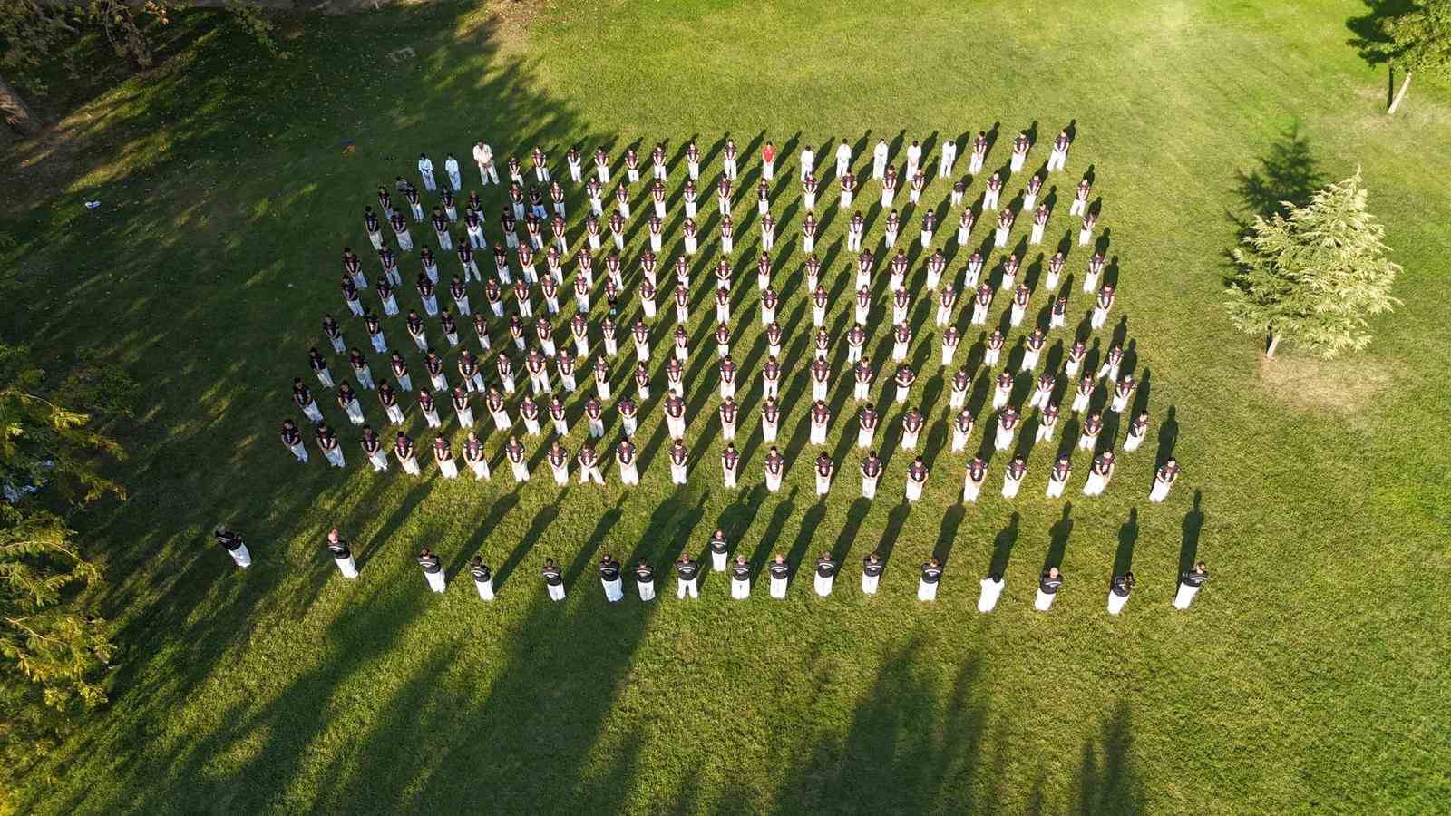 Bursa’da 240 kişilik karate şovu görsel şölen oluşturdu
