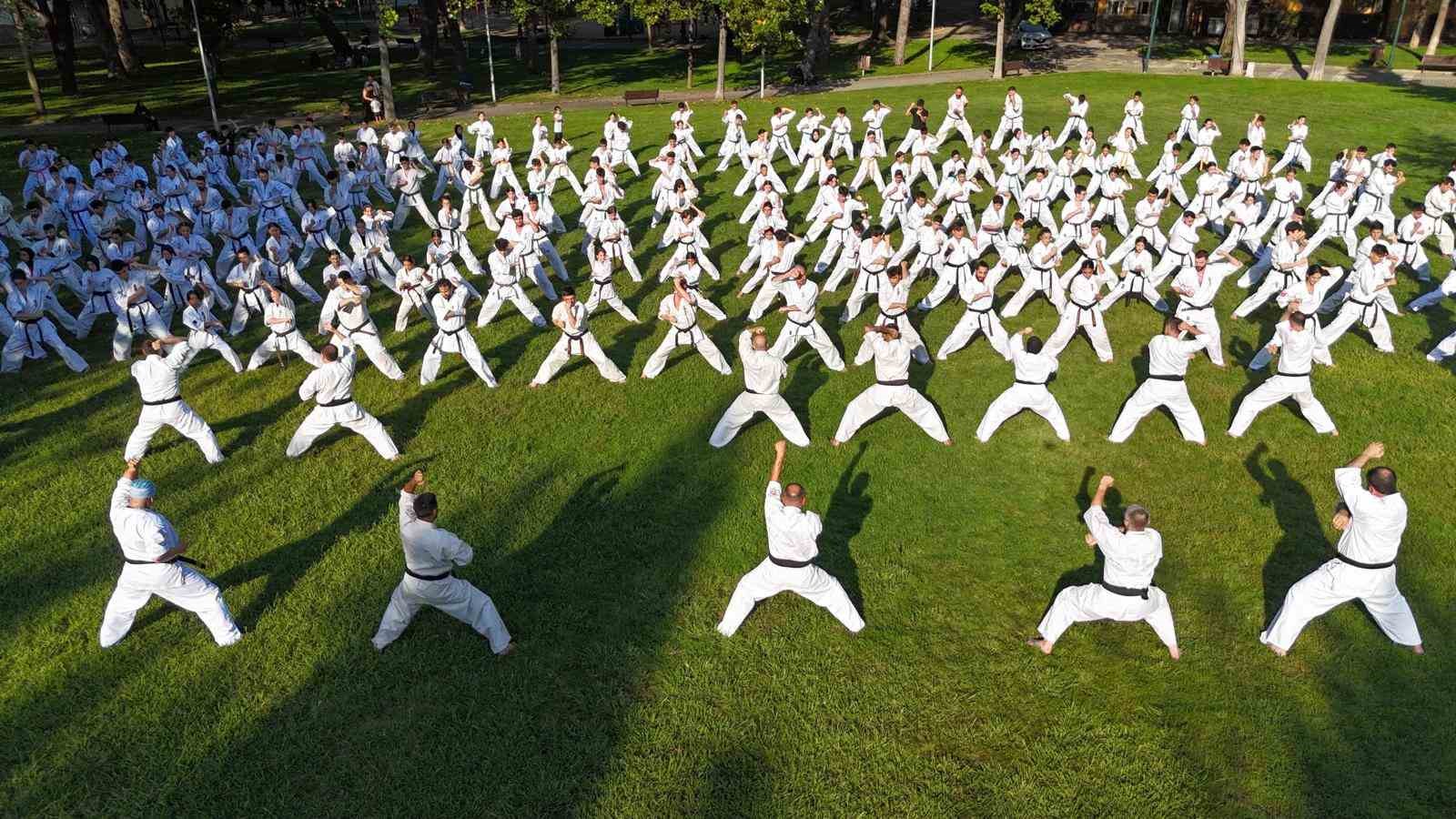 Bursa’da 240 kişilik karate şovu görsel şölen oluşturdu
