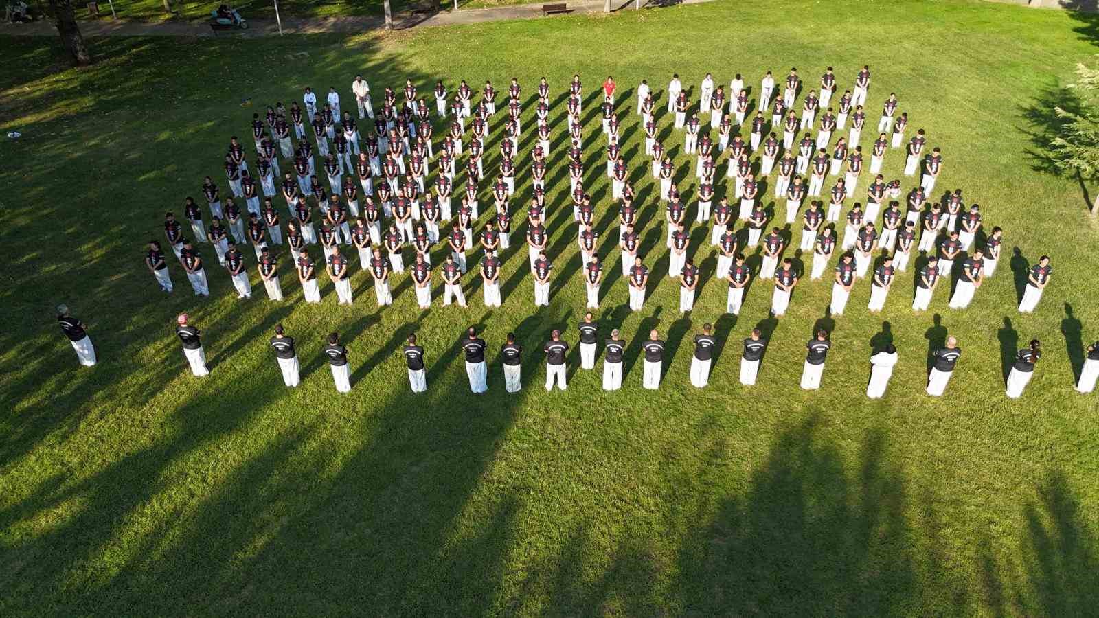 Bursa’da 240 kişilik karate şovu görsel şölen oluşturdu
