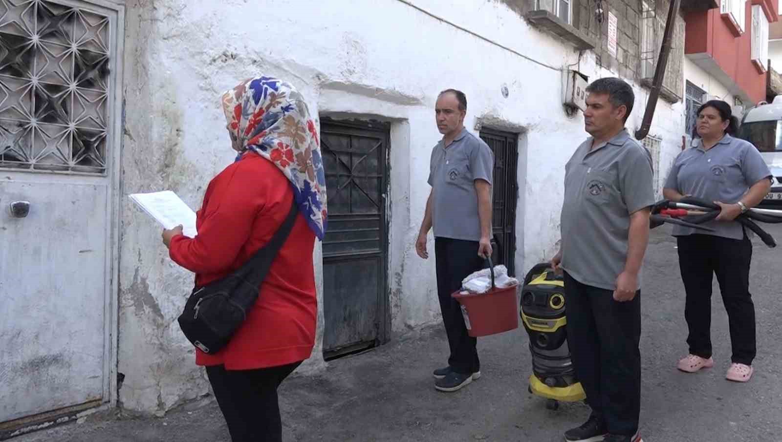 Evlerini temizledikleri yaşlılara moral verip hayır dualarını alıyorlar
