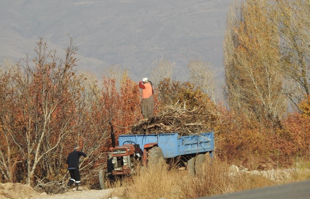 Geceleri soğuk havanın hâkim olduğu Erzincan’da kışa hazırlık hız kazandı
