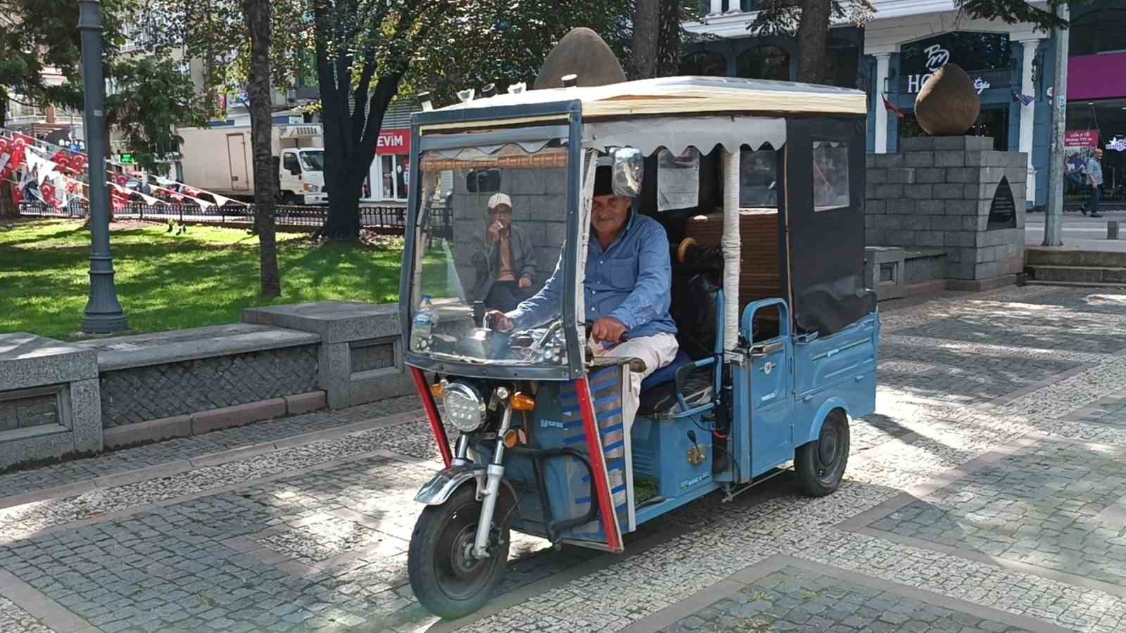 Bu da güneş enerjili motosiklet: Hem gidiyor hem de şarj ediyor
