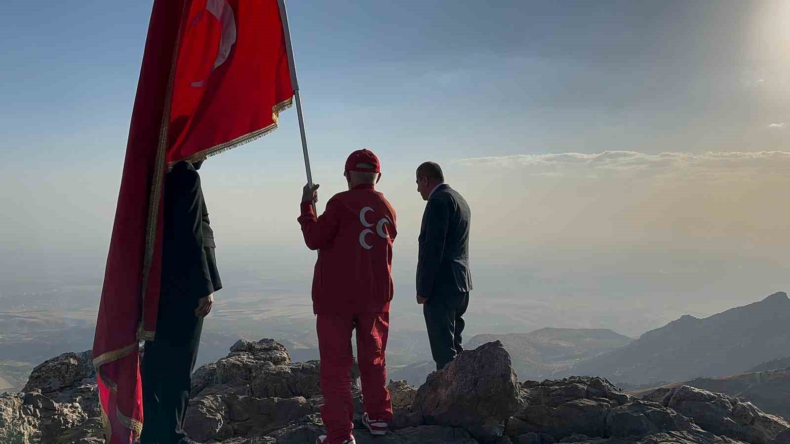 ’Bayrak Dede’ bu kez Cudi Dağı şehitler anıtında bayrak dalgalandırdı
