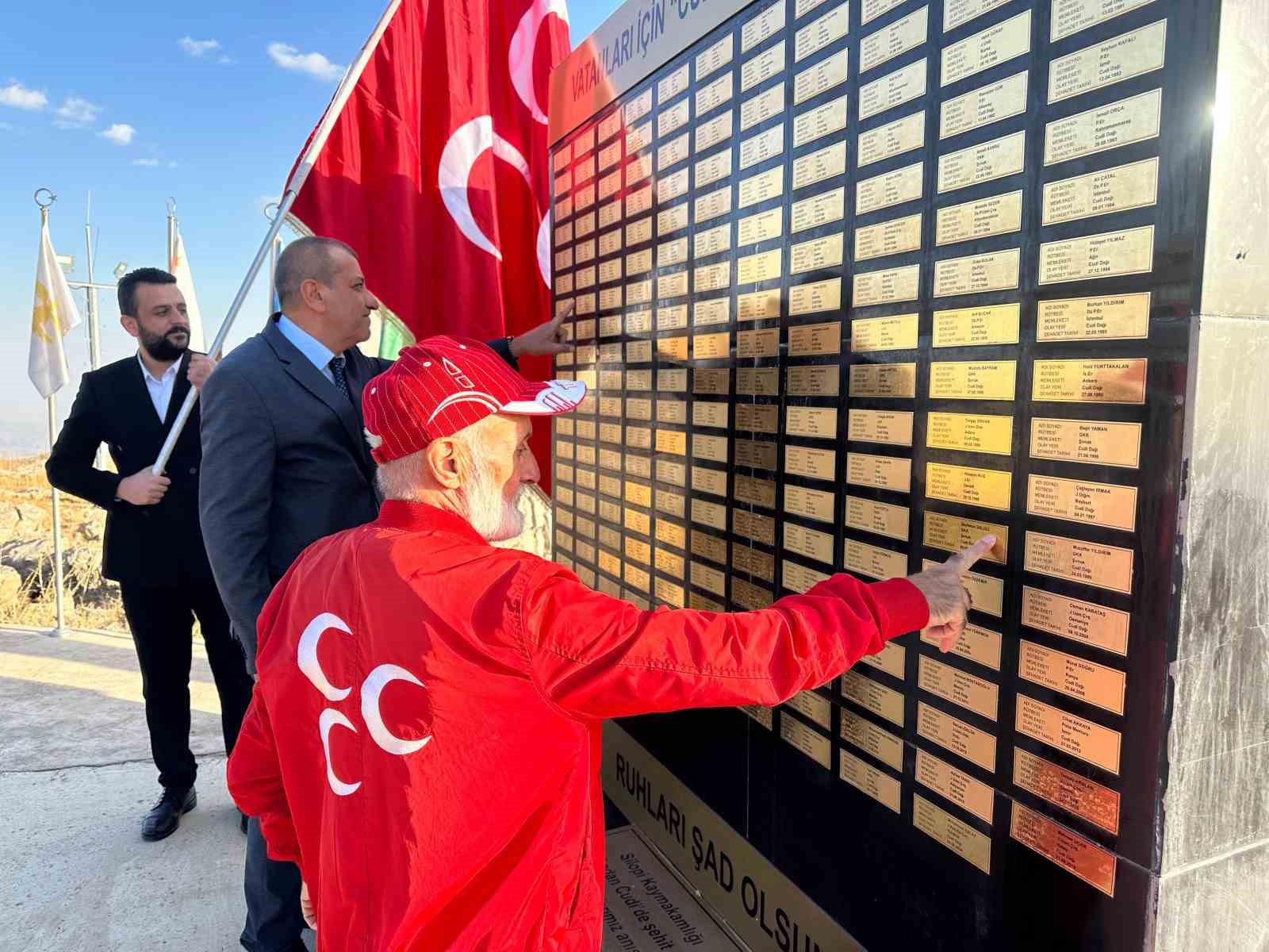 ’Bayrak Dede’ bu kez Cudi Dağı şehitler anıtında bayrak dalgalandırdı
