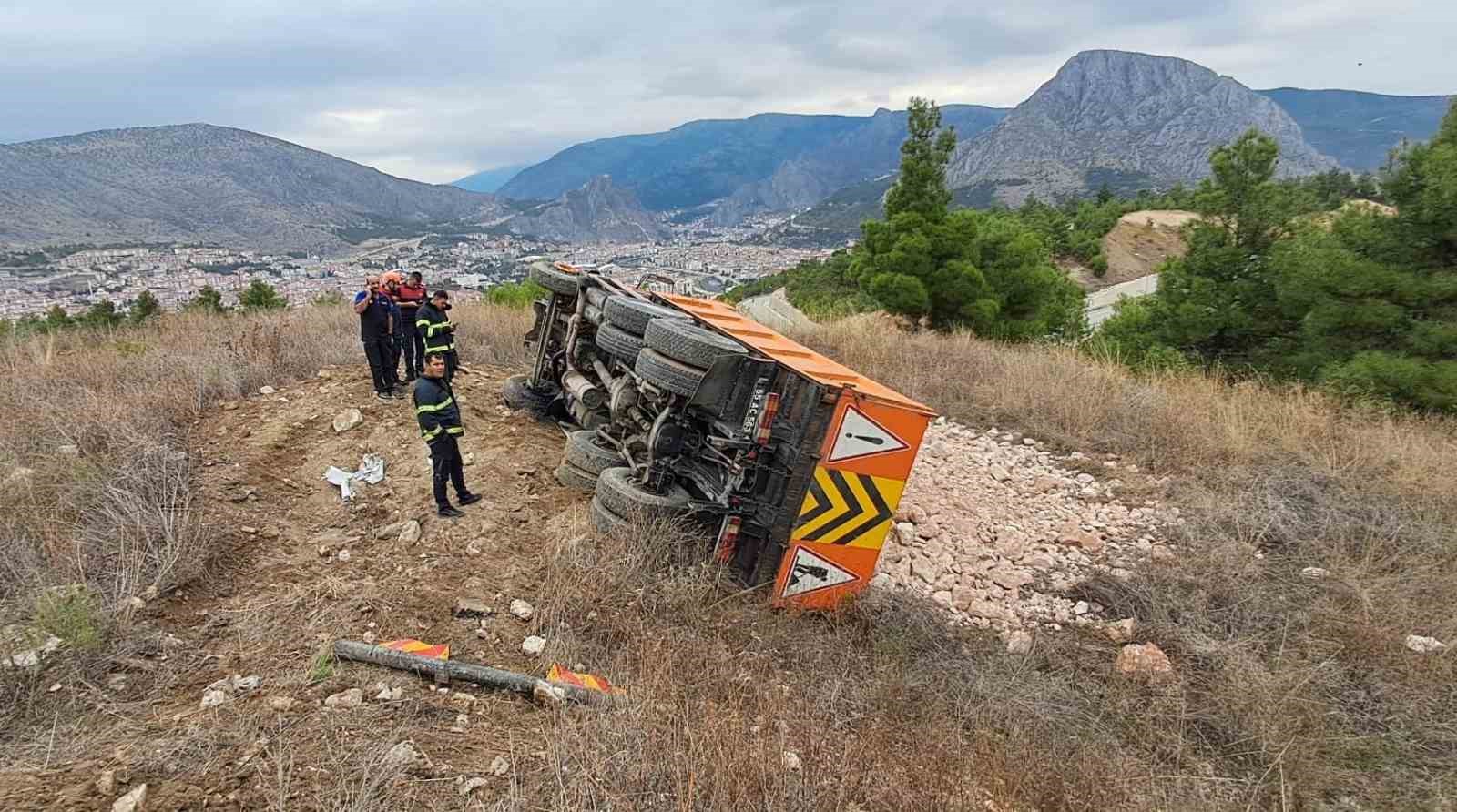 Amasya’da taş yüklü kamyon şarampole devrildi: 1 yaralı
