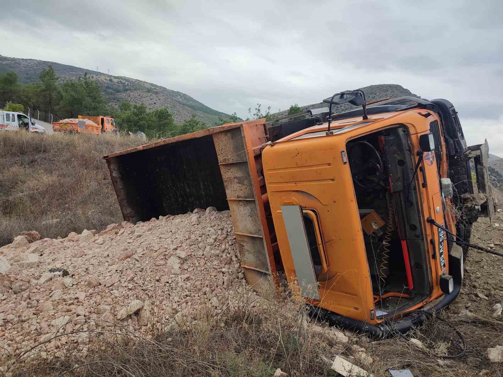 Amasya’da taş yüklü kamyon şarampole devrildi: 1 yaralı
