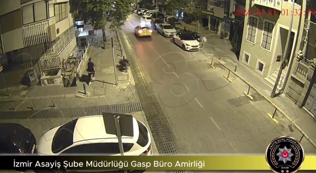 Sıra bekler gibi yaptı, ATM’den para çeken emekliyi gasp etti
