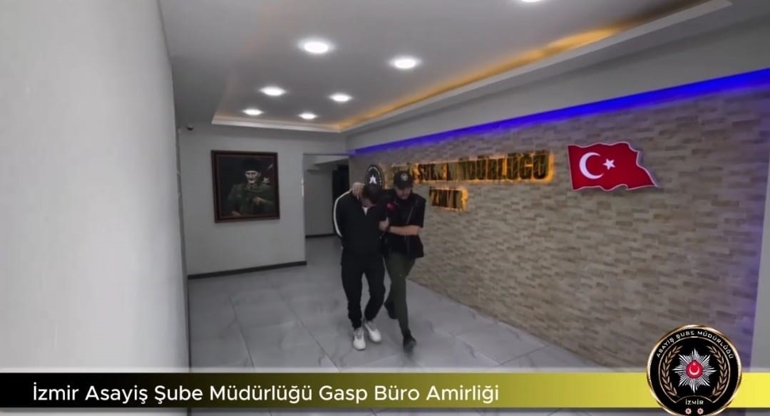 Sıra bekler gibi yaptı, ATM’den para çeken emekliyi gasp etti
