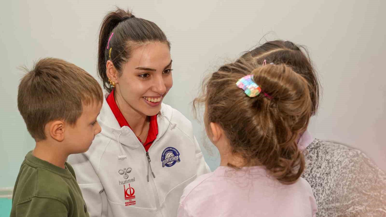 Kadın voleybol takımı çocuklar ve gençlerle buluştu
