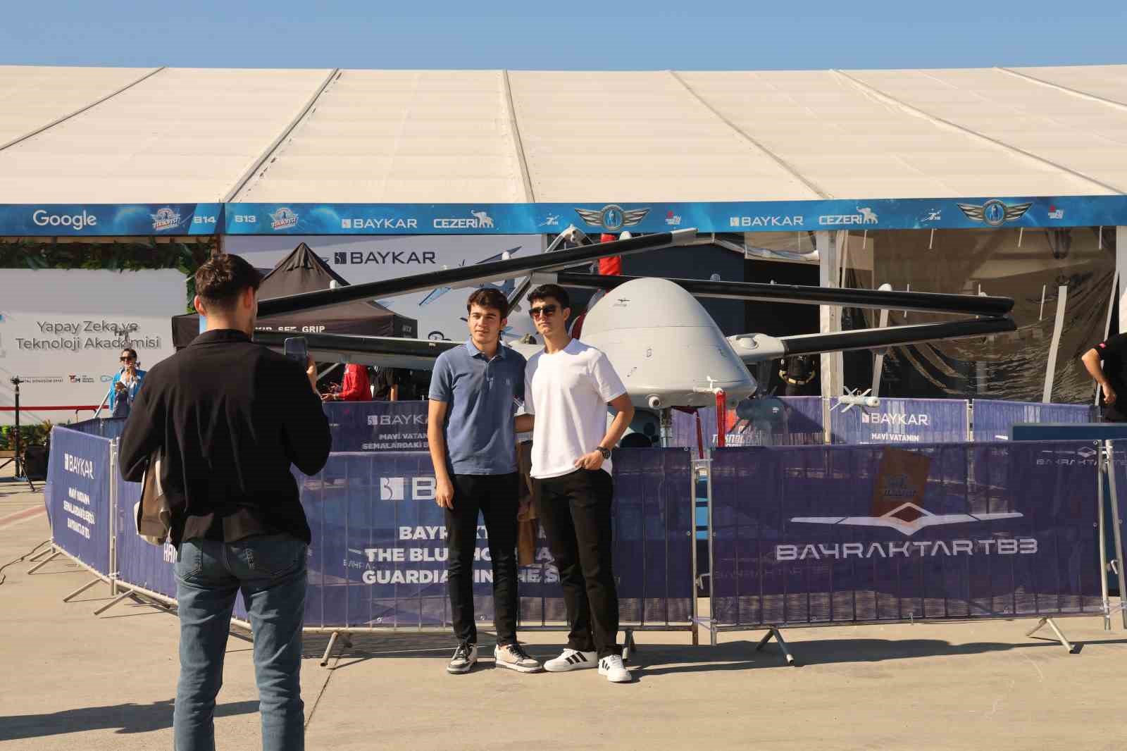 TEKNOFEST Adana, Bayraktar TB2 ve paramotor gösteri uçuşlarıyla başladı
